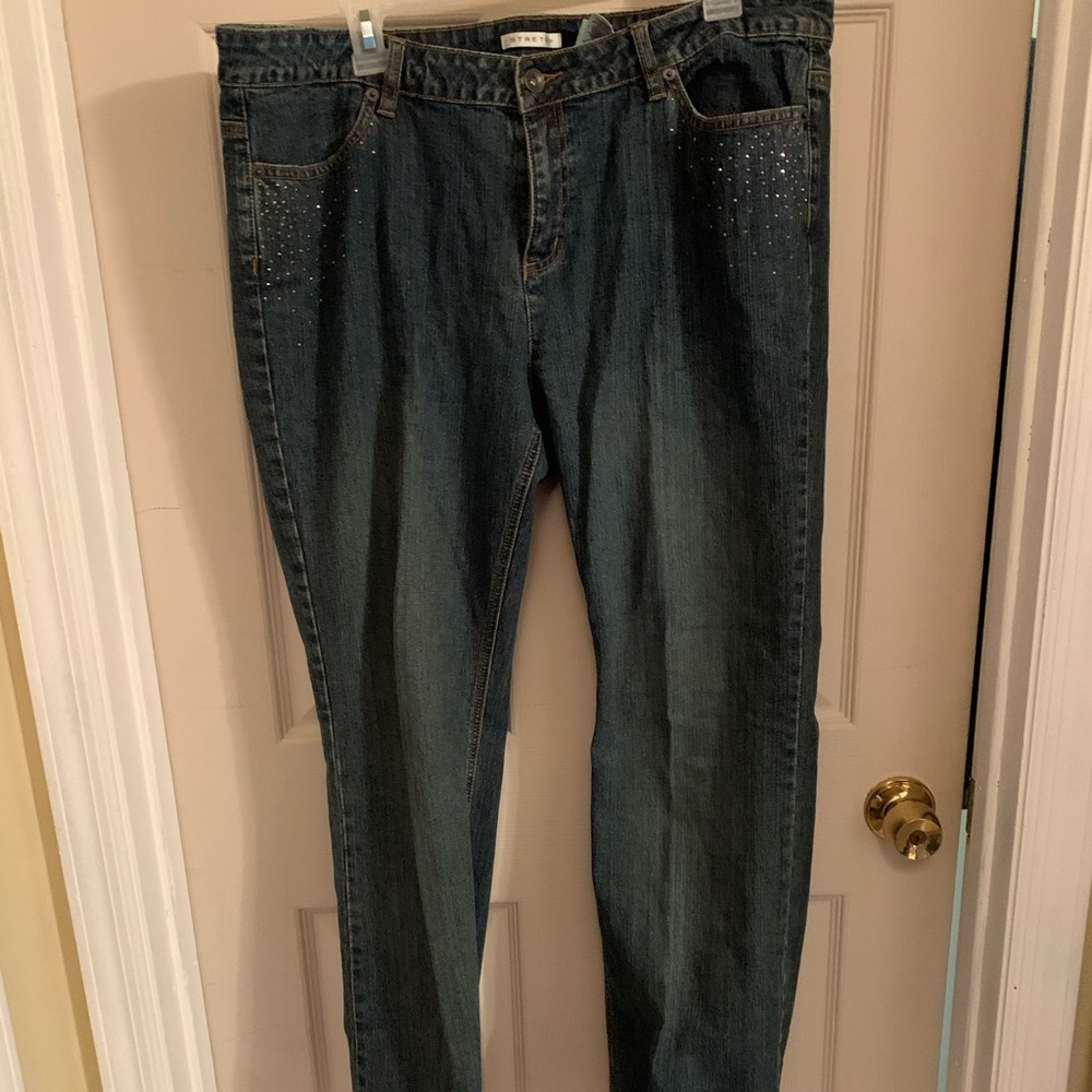 🌞 Jeans with embellished pockets